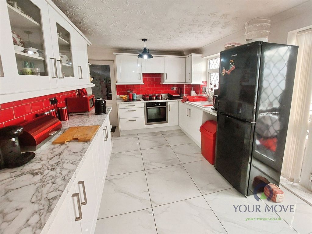 Property photo 3 of 13 Kitchen