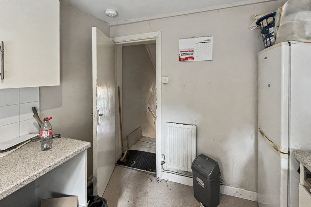 Property photo 3 of 12 9B Fenwick Road, Peckham, London Se15 4Hs