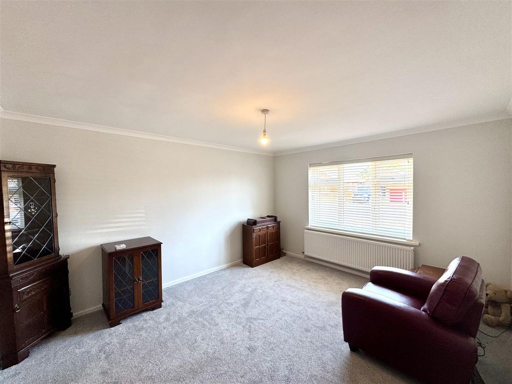 Property photo 3 of 17 Lounge