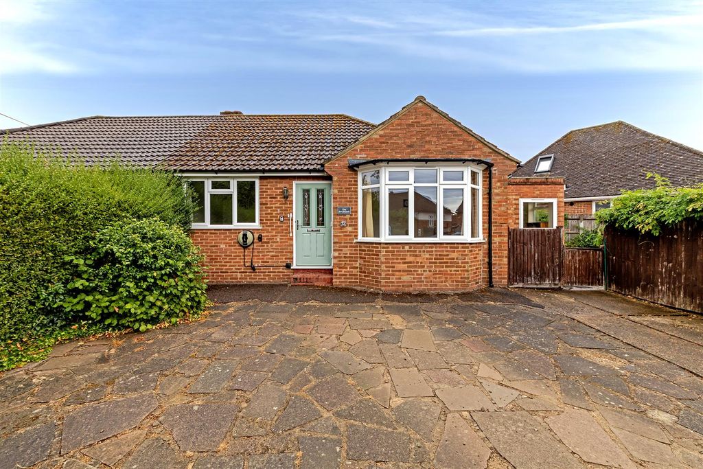 Property photo 2 of 31 6Chiswellgreenlane-11.Jpg
