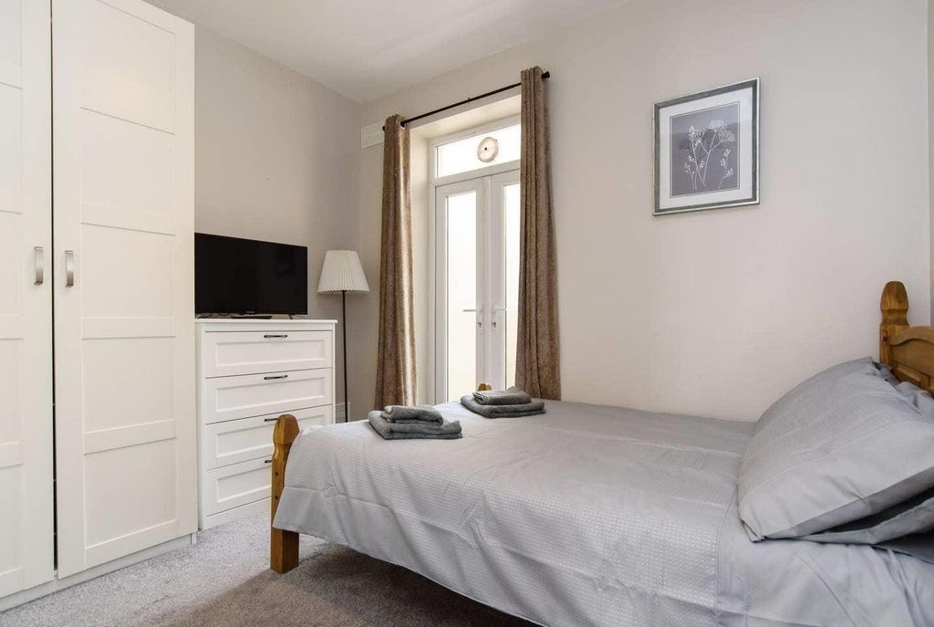 Property photo 3 of 20 Bright Bedroom With Double Bed And Balcony Access...