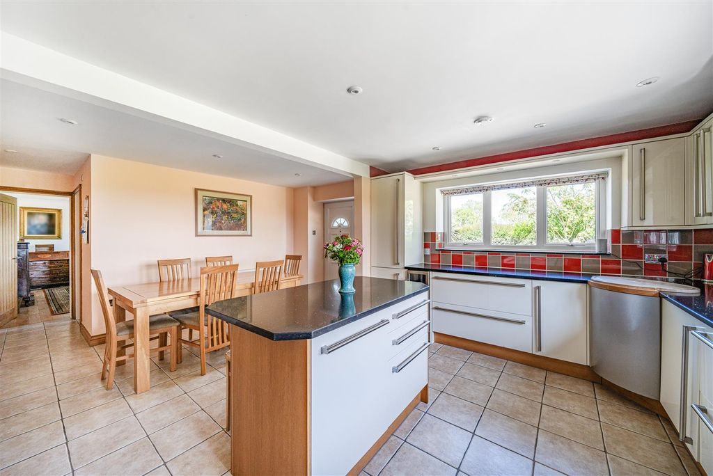 Property photo 3 of 20 Kitchen/Breakfast Room