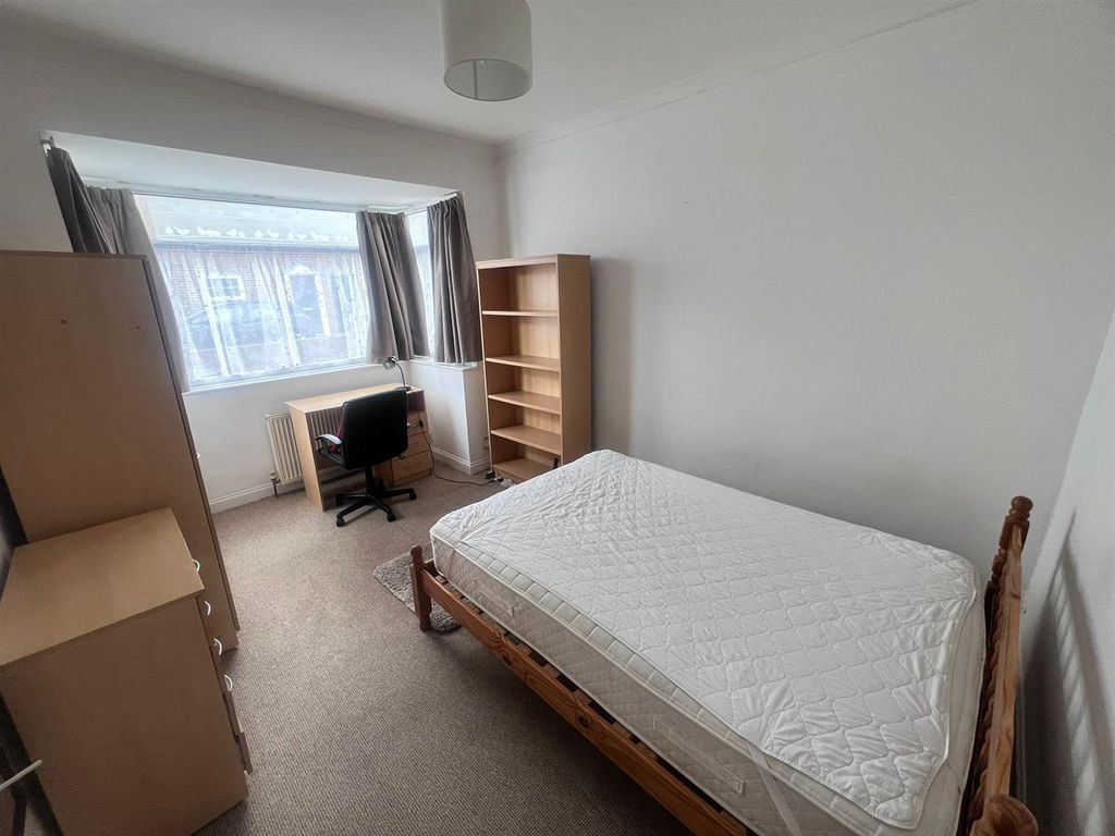 Property photo 2 of 12 Bed1.Jpg