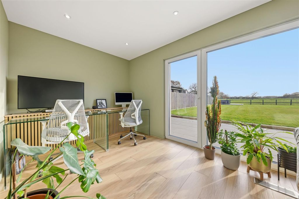 Property photo 3 of 22 Study/Snug