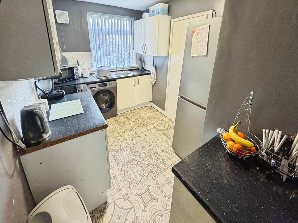 Property photo 3 of 10 Kitchen