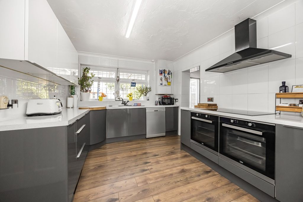 Property photo 1 of 19 5279880