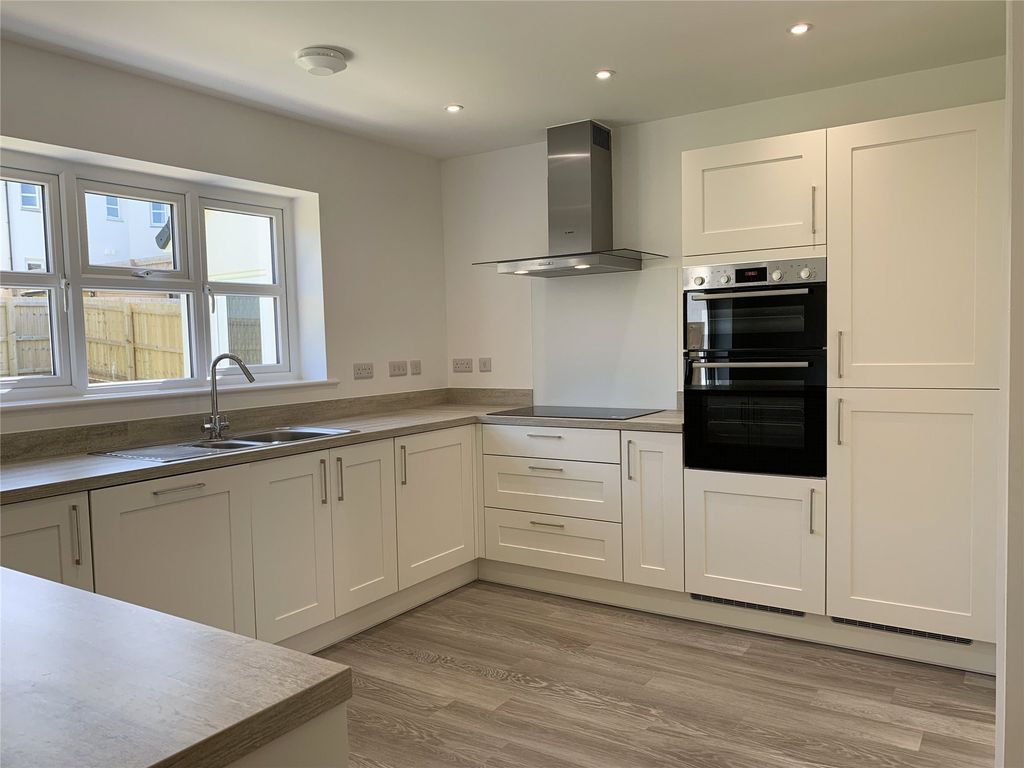 Property photo 3 of 12 Kitchen