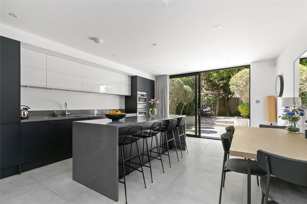 Property photo 2 of 10 Kitchen