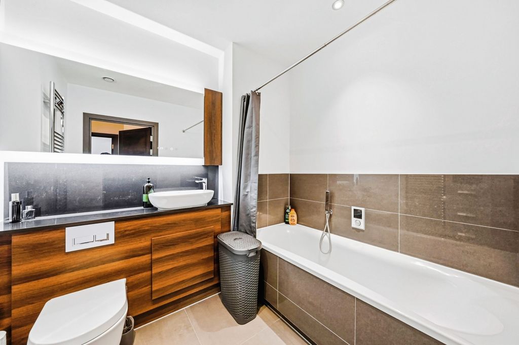 Property photo 3 of 19 Family Bathroom