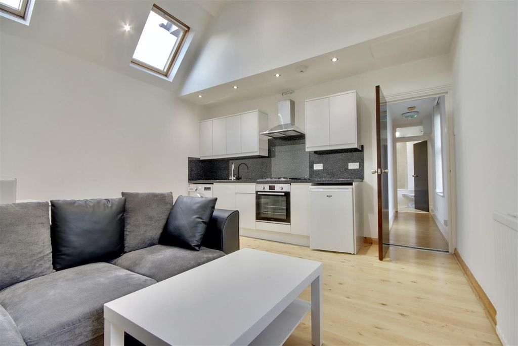 Property photo 2 of 9 1A434013-D027-4C78-B7F0-1F8Bbceffe2A_1_201_A.Jpeg