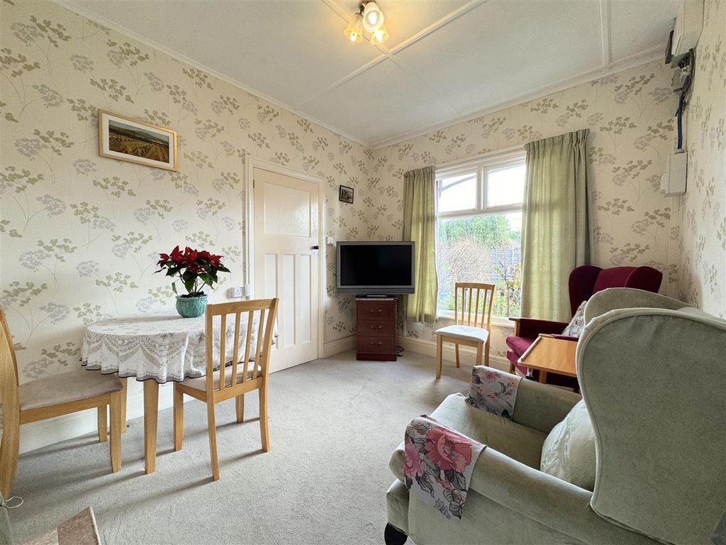 Property photo 2 of 19 Lounge