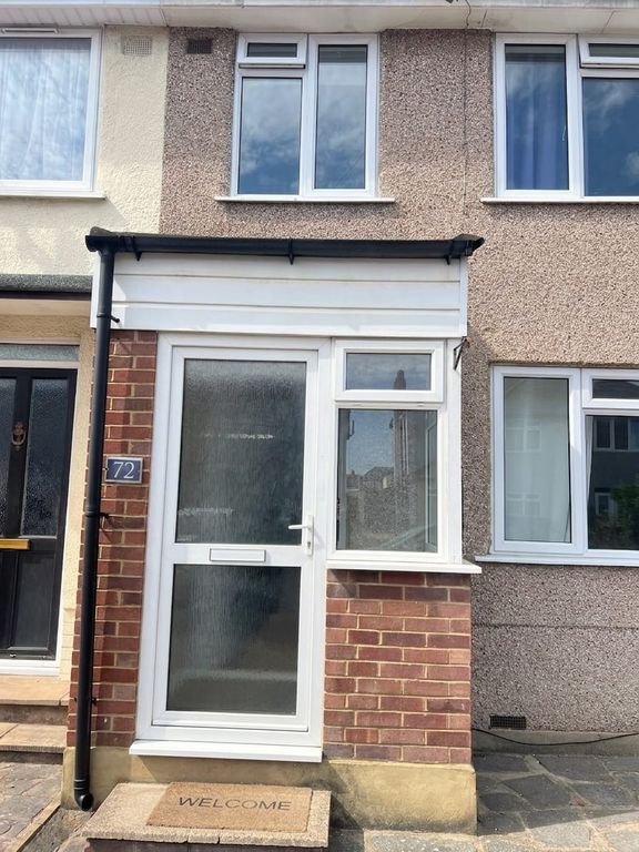 Property photo 1 of 6 3 Bed Semi-Detached House To Rent St Andrews Ave, Hornchurch Rm12 5DT