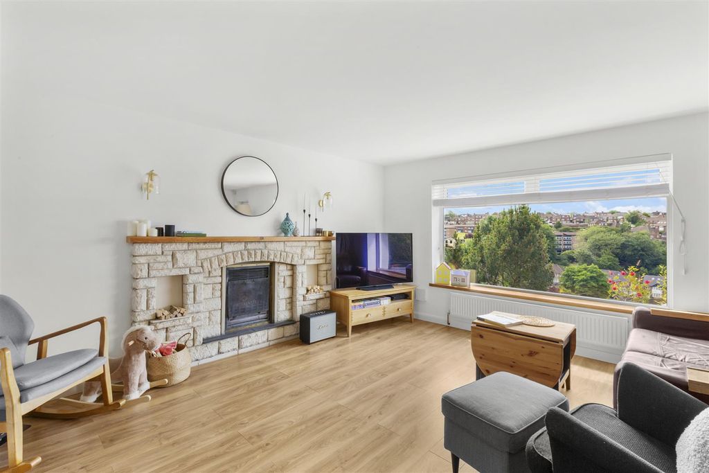 Property photo 3 of 14 74 Carrington Rd, Hp12 3Ht-6.Jpg