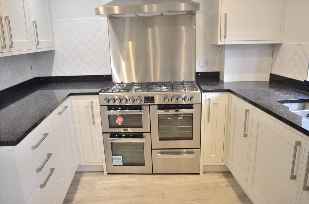 Property photo 2 of 23 Picture No. 11