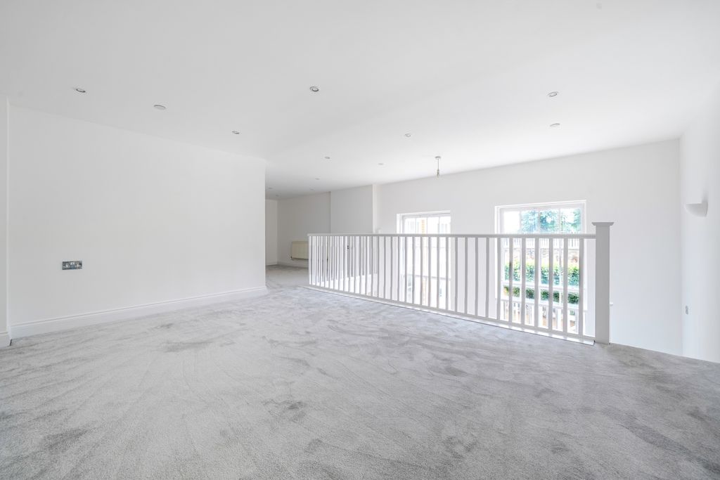 Property photo 3 of 23 1318409-11-6880Ef...