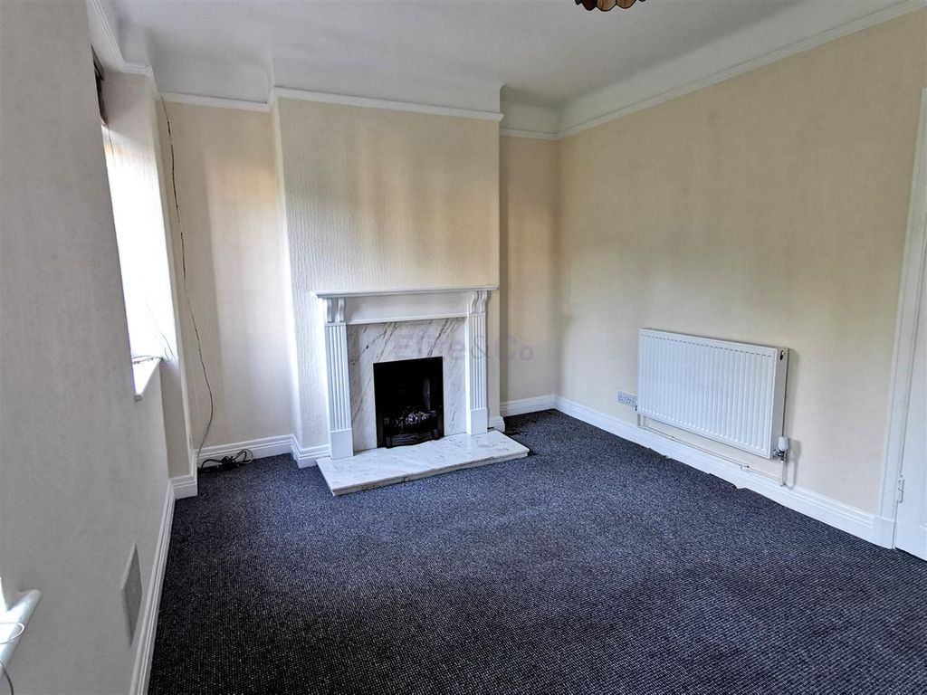 Property photo 3 of 13 Lounge