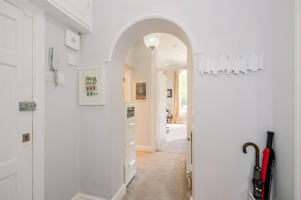 Property photo 2 of 25 Flat 2, 70 Hermon Hill-4.Jpg
