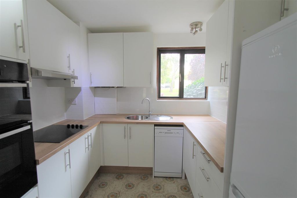 Property photo 3 of 9 Kitchen