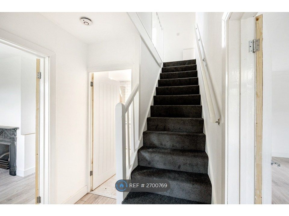 Property photo 2 of 27 Hall Way