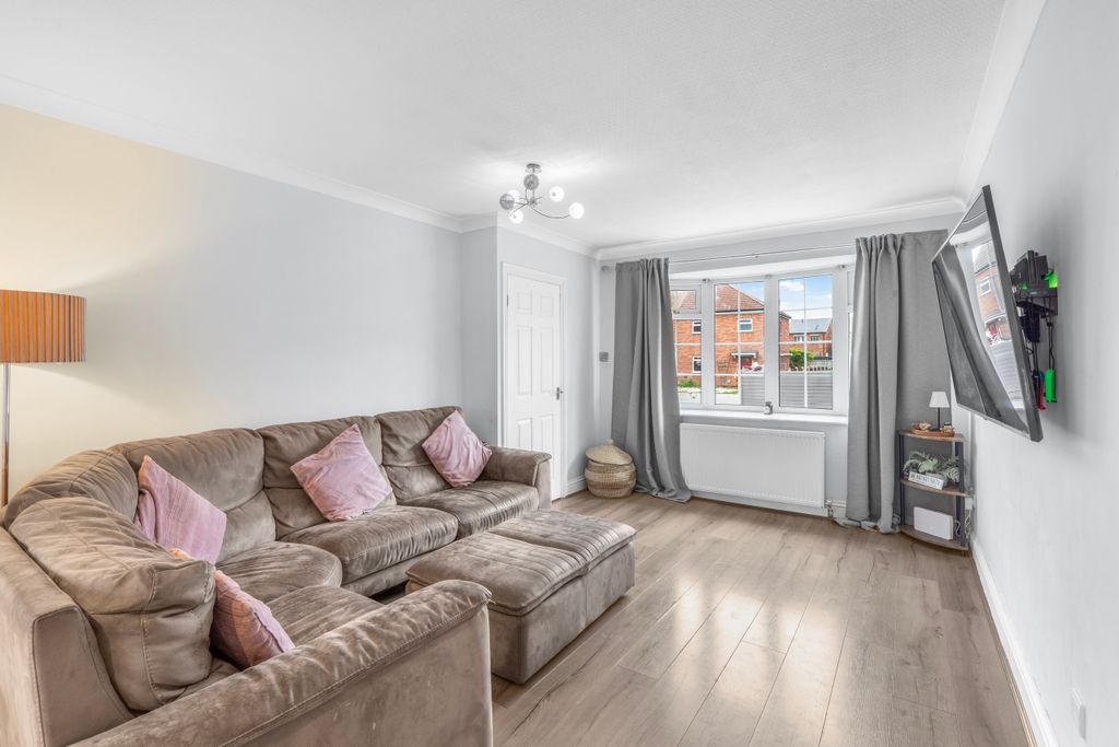 Property photo 2 of 11 Lounge