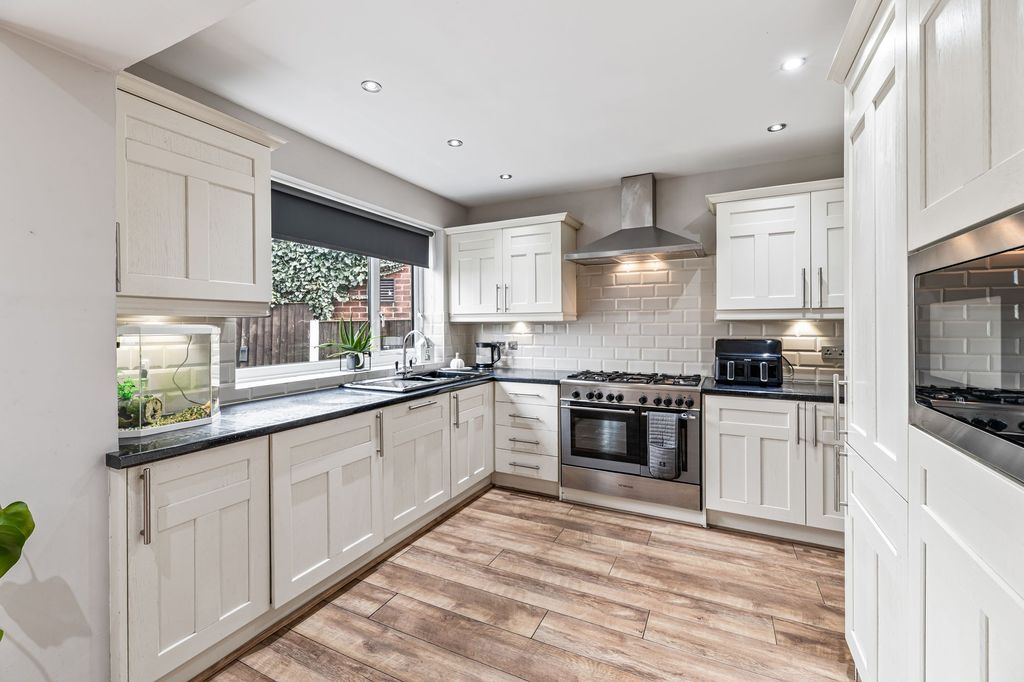 Property photo 3 of 25 Kitchen