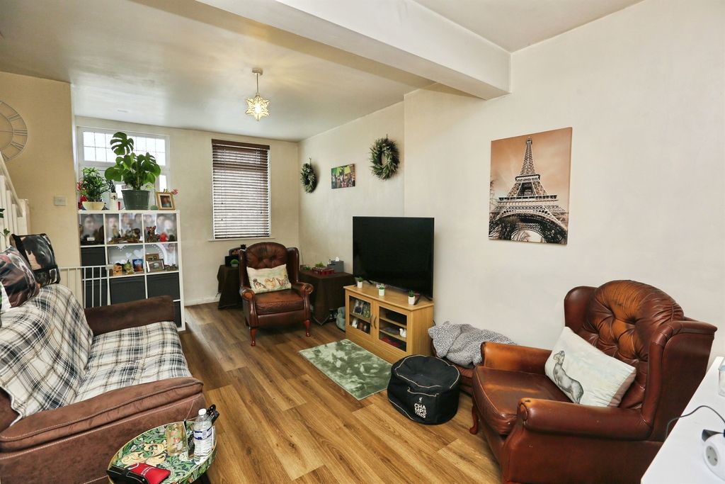 Property photo 2 of 9