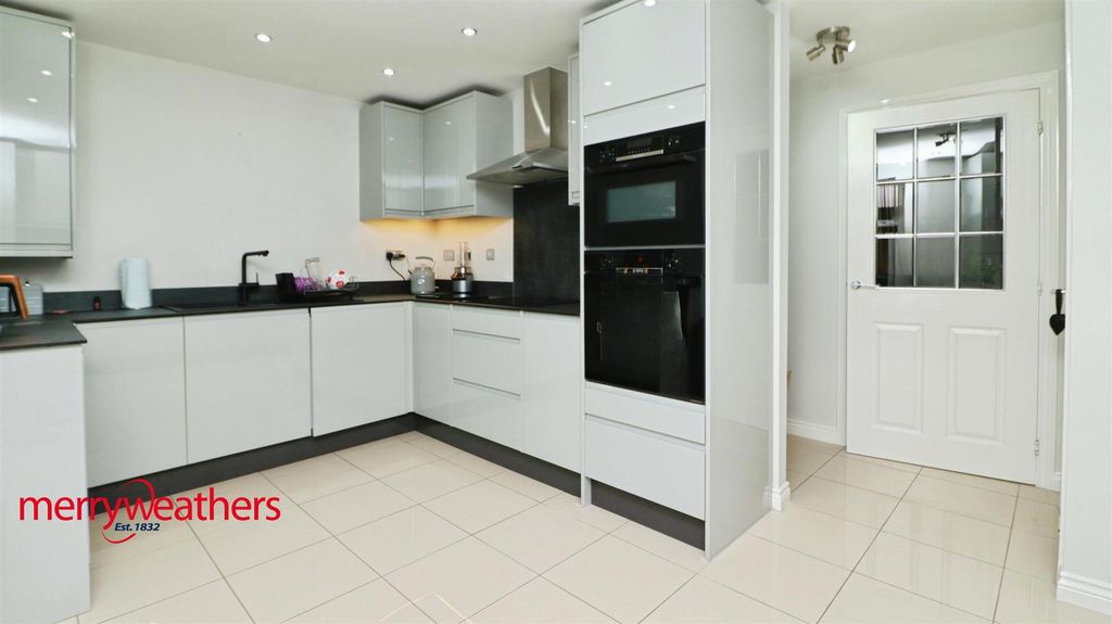 Property photo 3 of 22 Kitchen