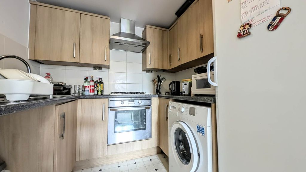 2 bed flat for saleRoyal Drive, Bordon, Hampshire GU35 photo 4