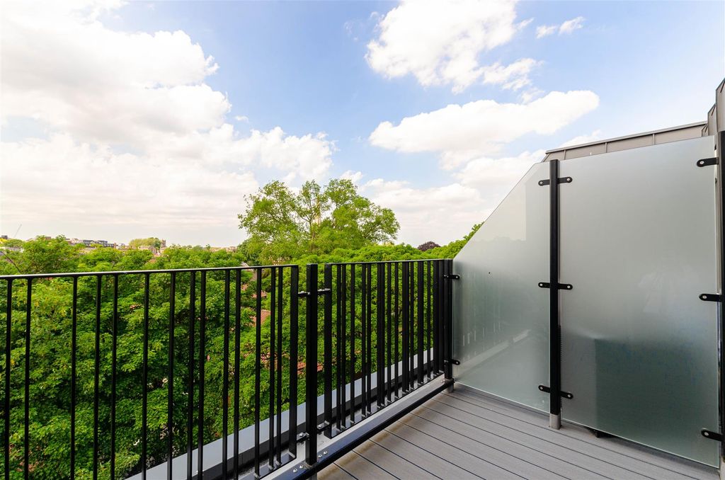 Property photo 1 of 9 .