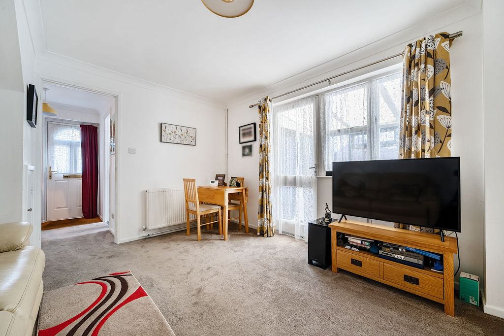 Property photo 2 of 10 Lounge