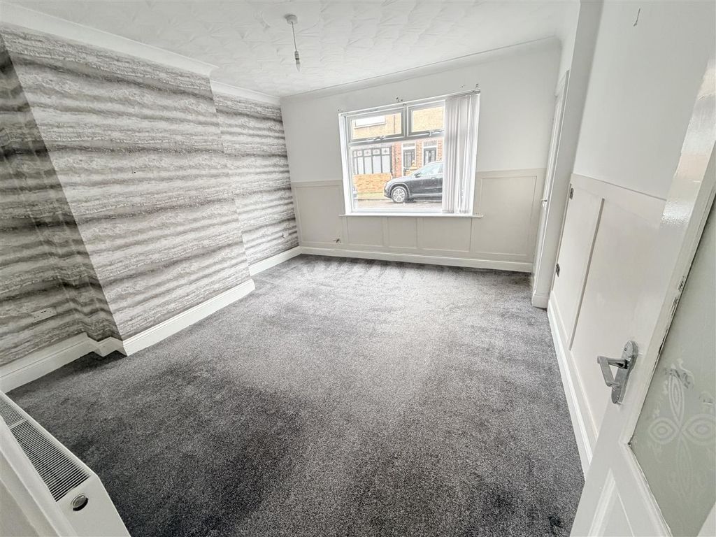 Property photo 3 of 14 Lounge