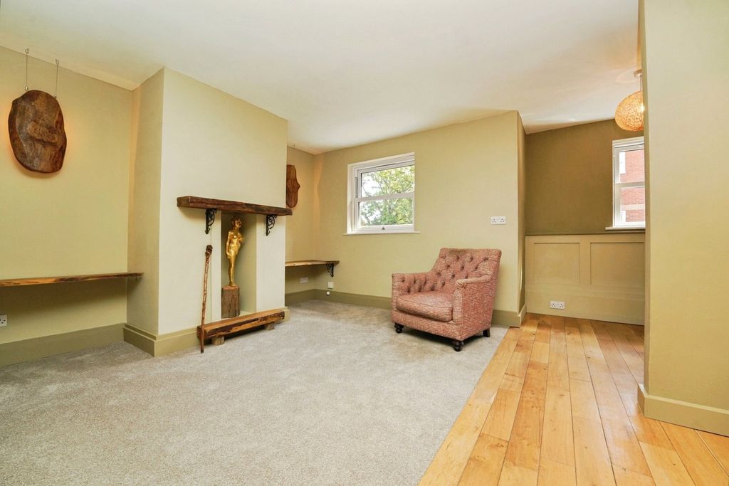 Property photo 3 of 19 Lounge