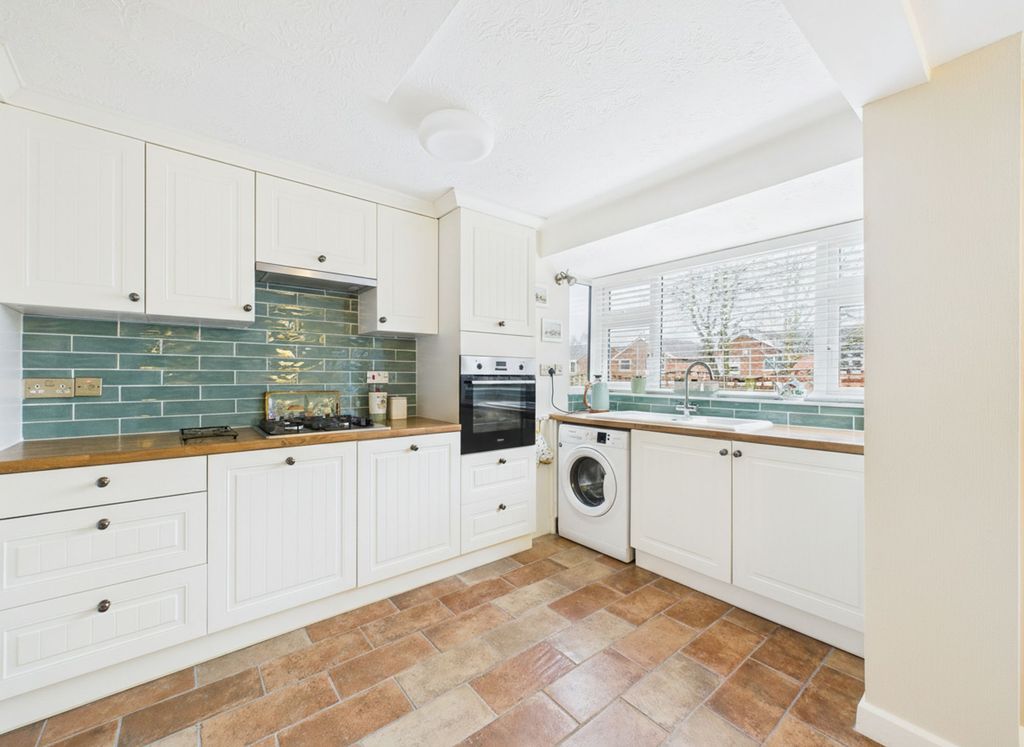 Property photo 3 of 19 Kitchen