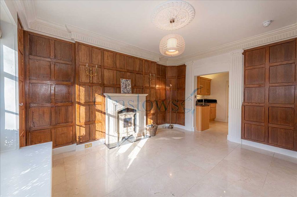 Property photo 3 of 18 Reception