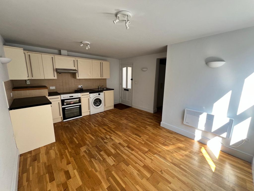 Property photo 2 of 7 Openplan Room