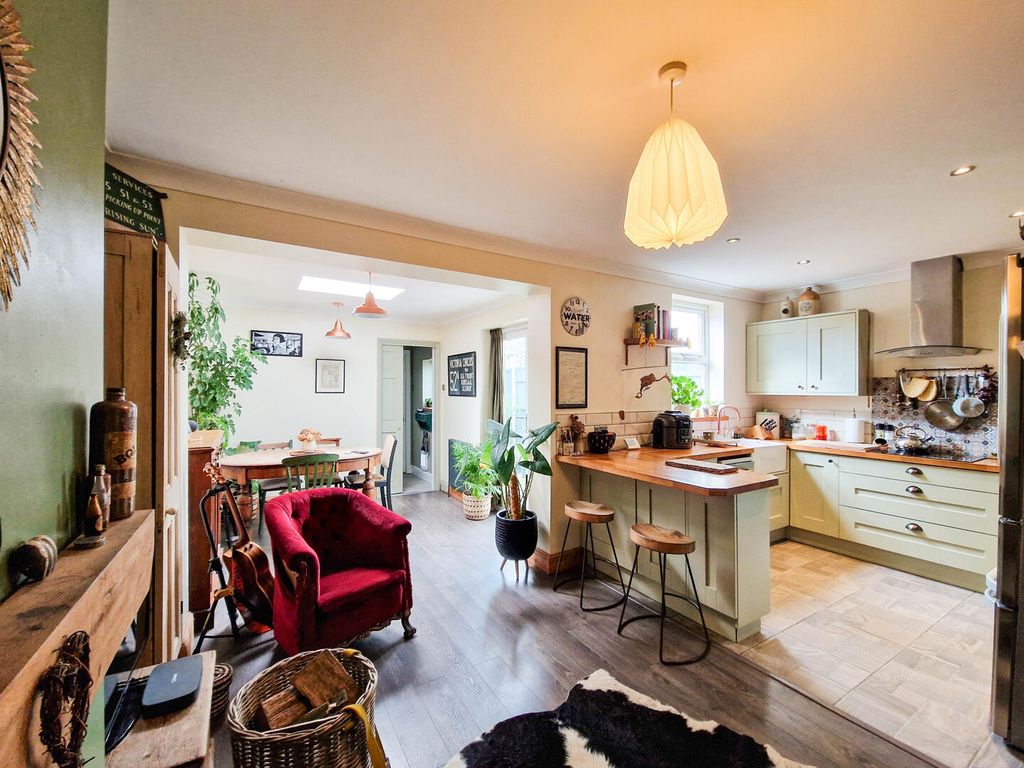 Property photo 1 of 18 Kitchen