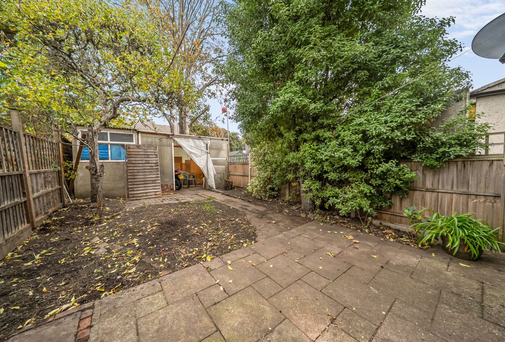 Property photo 2 of 17 1372710-11-690B44...