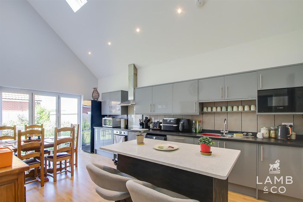 Property photo 2 of 14 Kitchen/Breakfast Room