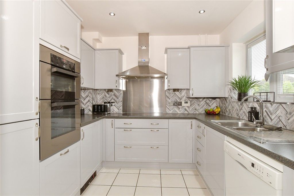 Property photo 3 of 12 Kitchen