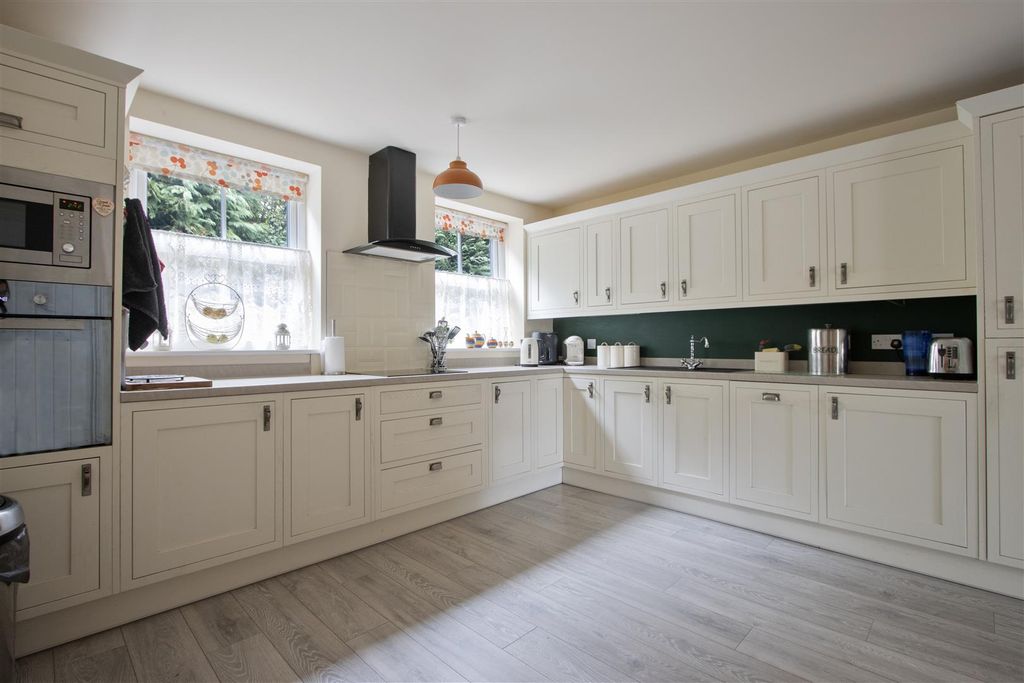 Property photo 2 of 20 Kitchen/Diner/Family Room