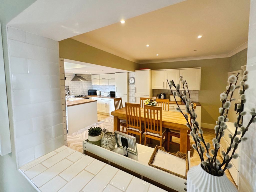 Property photo 2 of 28