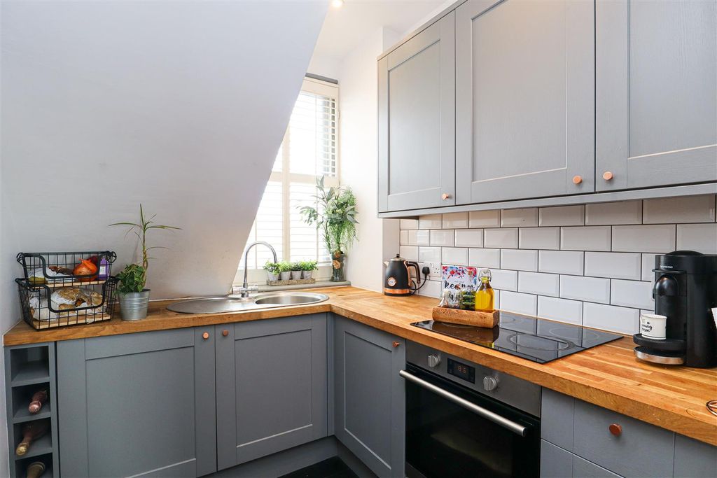 Property photo 2 of 8 Kitchen
