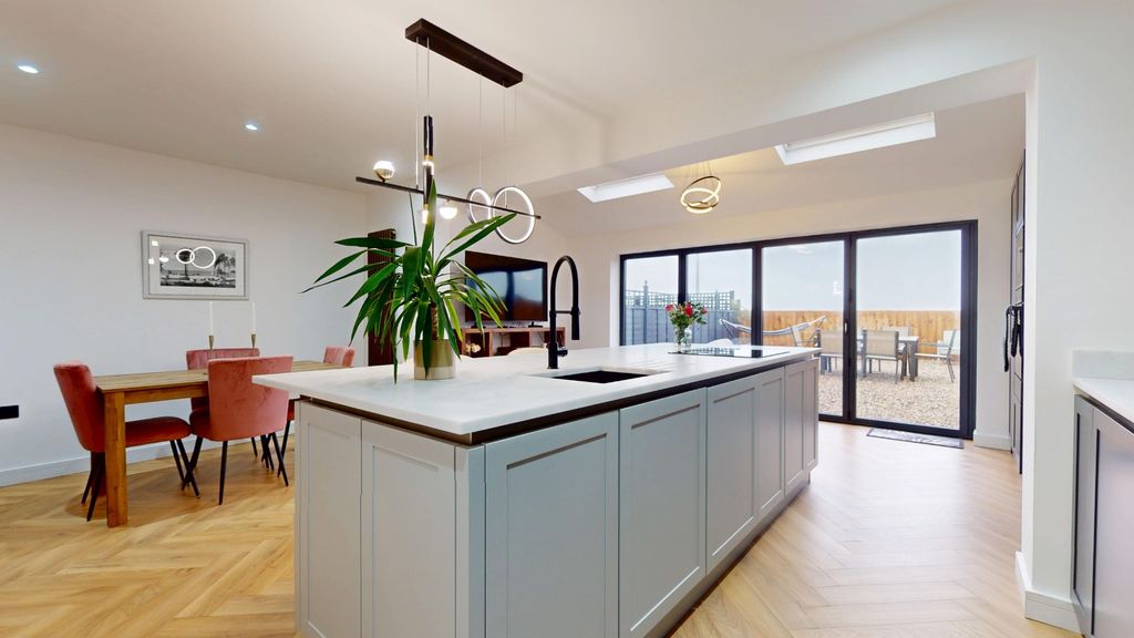 Property photo 2 of 49 4595775