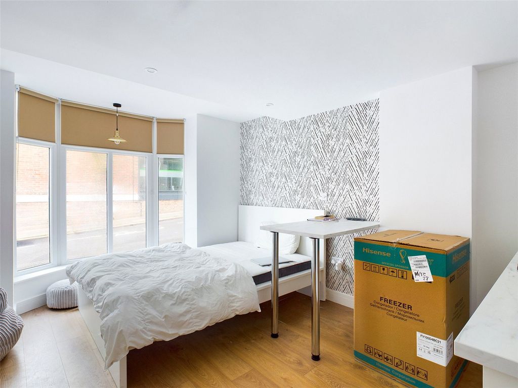 Property photo 1 of 5 Bedroom-To_Rent