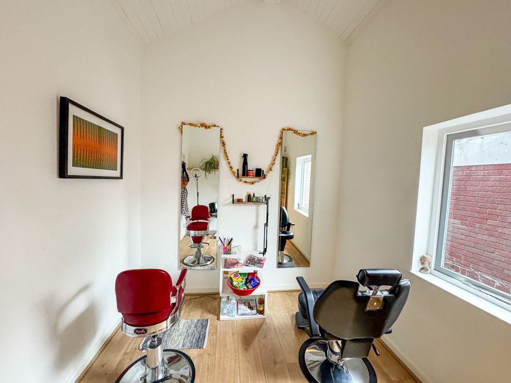 Property photo 3 of 9 Photo 6