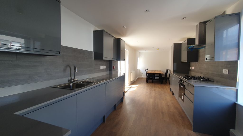 Property photo 1 of 11 En-Suite Room To Rent In A Shared House