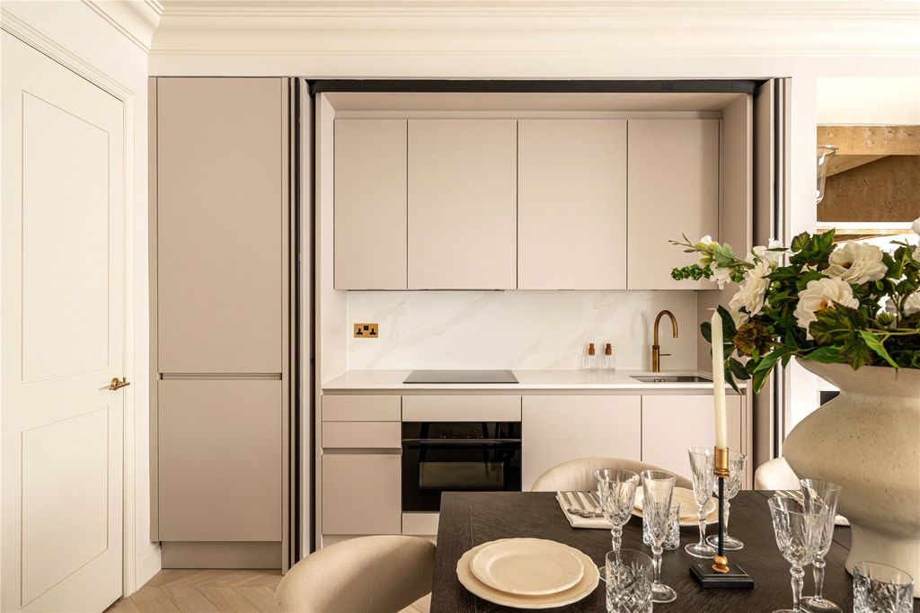 Property photo 3 of 7 Kitchen