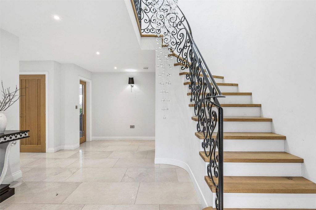 Property photo 3 of 24 Entrance Hall