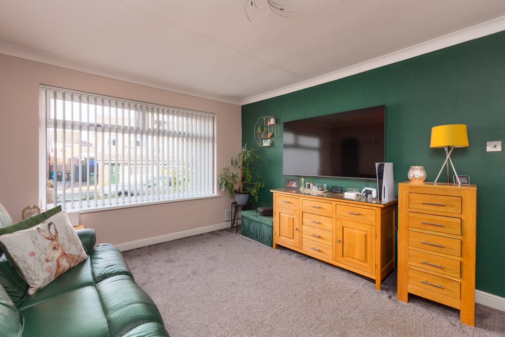 Property photo 2 of 18 1 Liskeard Avenue-32