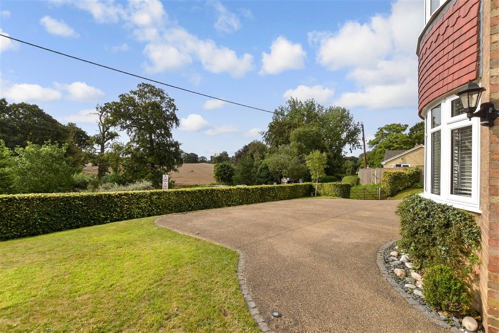 Property photo 3 of 18 Driveway/Parking